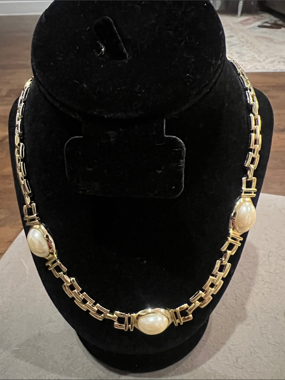 Gold-tone Pearl Accent Chain Necklace - vintage/like new !